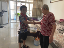小小少年真给力 敬老送餐暖人